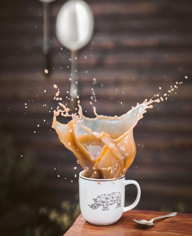 Kostenloses Stock Foto zu becher, bewegung, braune flüssigkeit