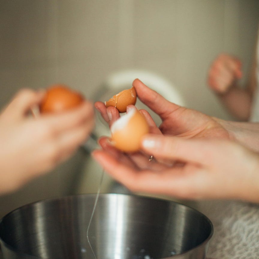 Selektives Fokusfoto Der Person, Die Braune Eier Hält